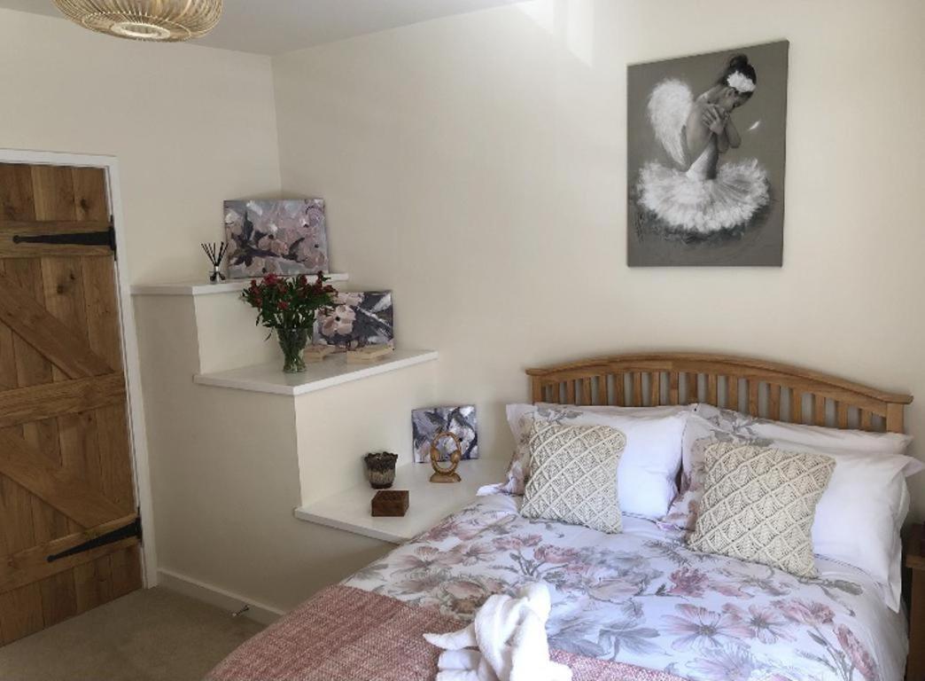 Bramble Cottage With Free Parking Бриджнорс Экстерьер фото